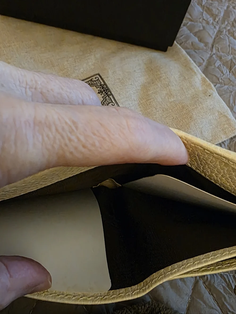 Gucci Interlocking G Bifold Wallet in a beige/LIKE NEW CONDITION/ FULL INCLUSION - Picture 8 of 13